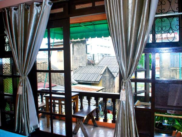 Pailin Guest House : photo 4 de la chambre chambre triple avec balcon et salle de bains commune