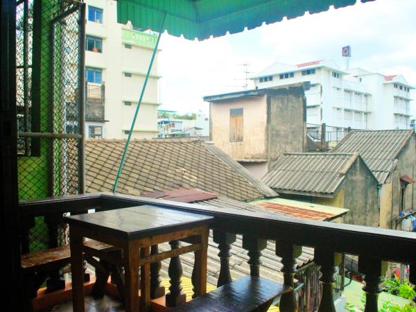 Pailin Guest House : photo 5 de la chambre chambre triple avec balcon et salle de bains commune