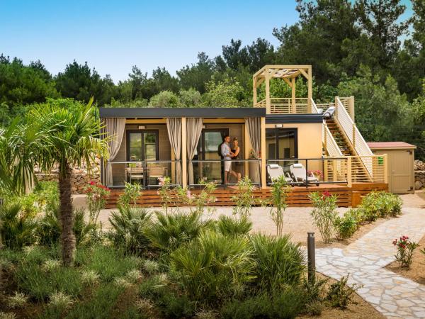Valamar Camping Krk : photo 1 de la chambre bella vista home for 4+2 garden terrace