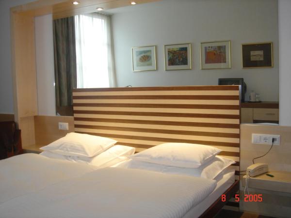 City Hotel : photo 5 de la chambre chambre double ou lits jumeaux standard