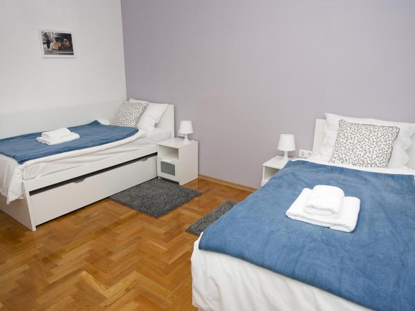 Paw Rooms : photo 1 de la chambre chambre lits jumeaux avec lit d'appoint et salle de bains commune