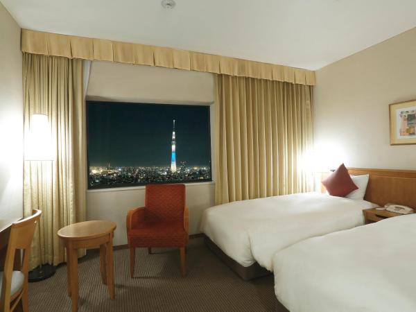 Dai-ichi Hotel Ryogoku : photo 1 de la chambre chambre lits jumeaux modérée - vue au-delà de la cime des arbres de tokyo - fumeurs