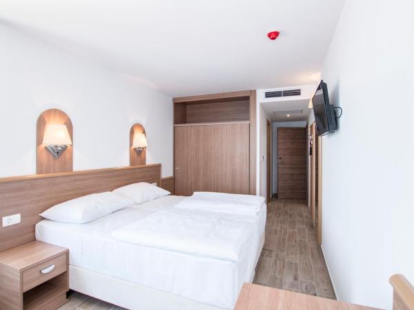 Villa Paradiso 2 : photo 3 de la chambre chambre double ou lits jumeaux deluxe – vue sur jardin
