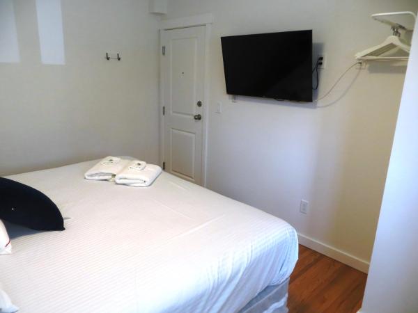 The Inn on College : photo 7 de la chambre chambre lit queen-size deluxe avec baignoire privée