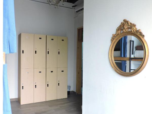 Capsule Hostel : photo 5 de la chambre lit dans dortoir pour hommes de 8 lits