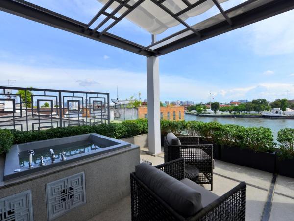 Riva Arun Bangkok : photo 3 de la chambre suite riva avec jacuzzi arun premium