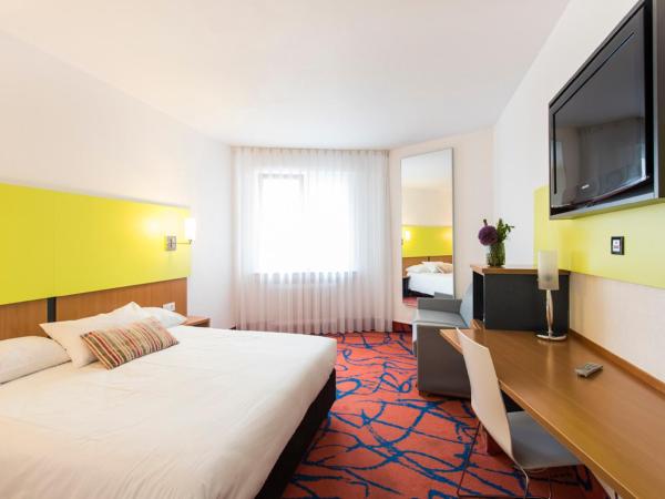 Ibis Styles Frankfurt City : photo 1 de la chambre chambre double standard avec canapé-lit