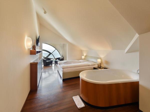 Hotel UTO KULM car-free hideaway in Zurich : photo 1 de la chambre suite junior - vue sur alpes et lac
