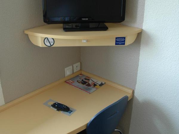 ibis budget Libourne : photo 5 de la chambre chambre triple avec 1 lit double et 1 lit superposé