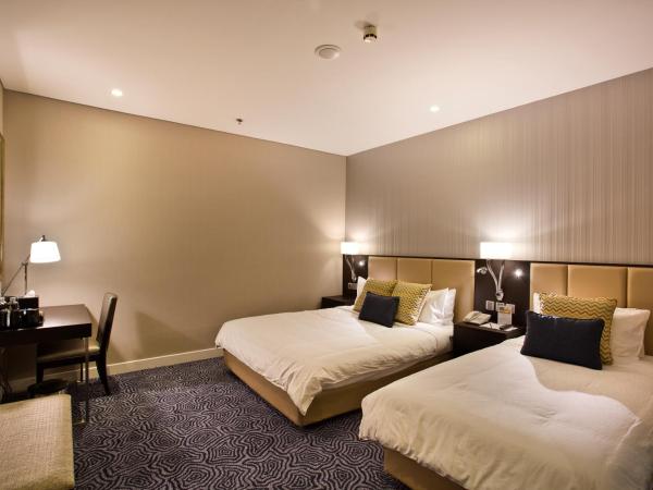 Ambassador Transit Hotel - Terminal 3 : photo 1 de la chambre chambre lits jumeaux - 12 heures d'utilisation