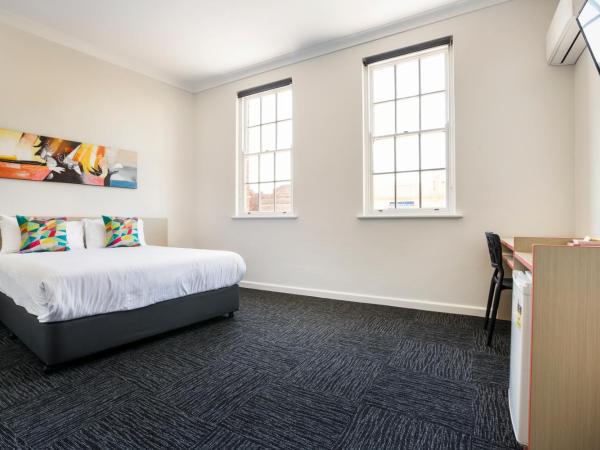 Granville Hotel : photo 1 de la chambre chambre lit king-size Économique avec salle de bains commune