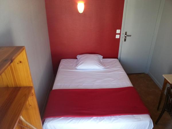 Hipotel Paris Bastille Saint Antoine : photo 3 de la chambre chambre simple confort avec douche et toilettes communes