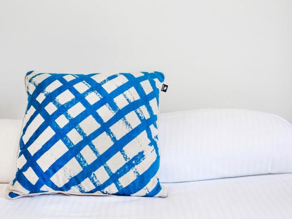 Melton Hotel Auburn : photo 8 de la chambre chambre lit king-size Économique avec salle de bains commune