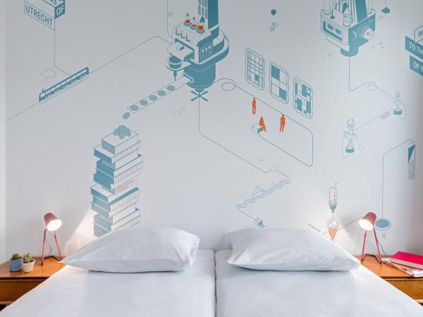 Stayokay Hostel Utrecht Centrum : photo 4 de la chambre hébergement double confort avec salle de bains privative et douche