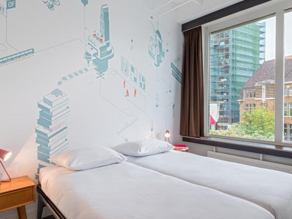 Stayokay Hostel Utrecht Centrum : photo 5 de la chambre hébergement double confort avec salle de bains privative et douche