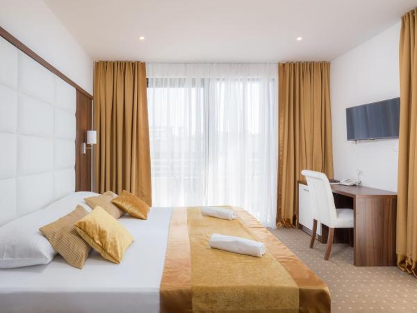 Hotel Perla : photo 1 de la chambre chambre double standard avec balcon - vue latérale sur mer