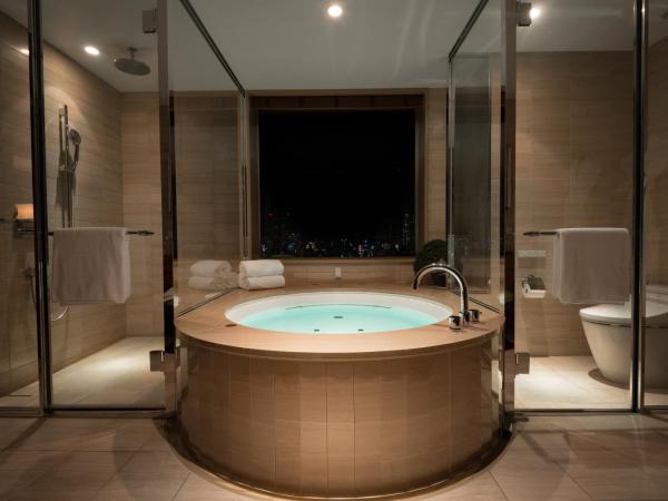 ORIENTAL HOTEL : photo 3 de la chambre king junior suite on higher floor with complimentary minibar