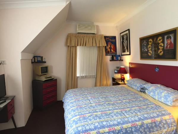 Aarn House B&B Airport Accommodation : photo 2 de la chambre chambre lit king-size avec salle de bains privative