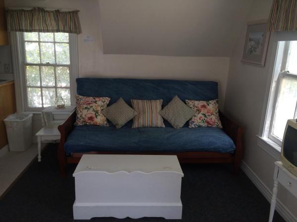 Angie's Guest Cottage : photo 4 de la chambre appartement avec balcon