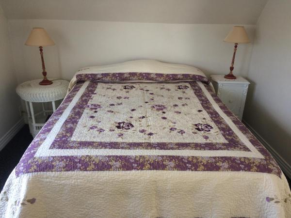 Angie's Guest Cottage : photo 1 de la chambre appartement avec balcon