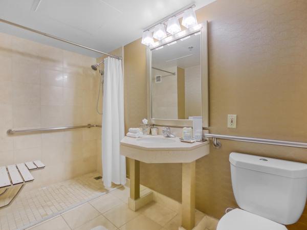 Omni Los Angeles Hotel : photo 2 de la chambre dddra - hébergement avec 2 lits doubles et douche accessible en fauteuil roulant