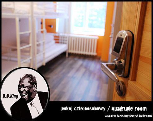 La Guitarra Hostel Poznań : photo 3 de la chambre chambre quadruple avec salle de bains commune