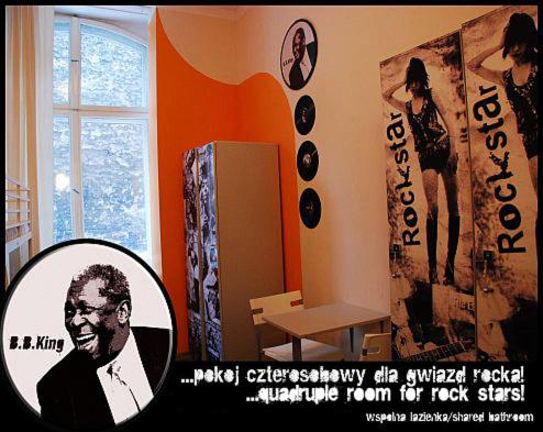 La Guitarra Hostel Poznań : photo 2 de la chambre chambre quadruple avec salle de bains commune