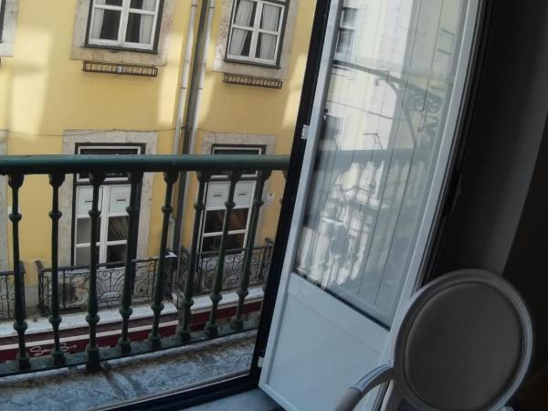 Pensao Estacao Central : photo 5 de la chambre chambre triple avec balcon