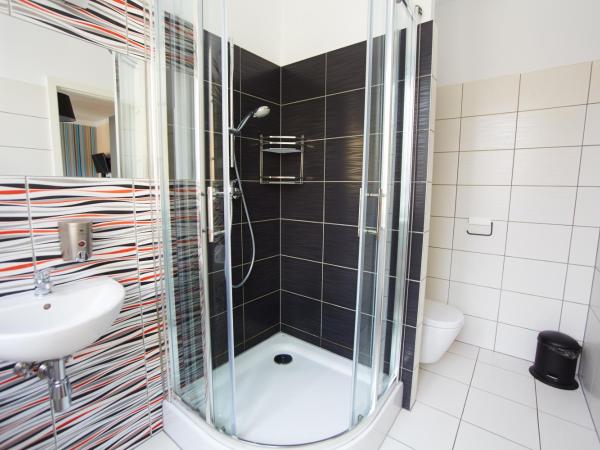 Premium Hostel : photo 1 de la chambre chambre lits jumeaux de luxe avec salle de bains privée