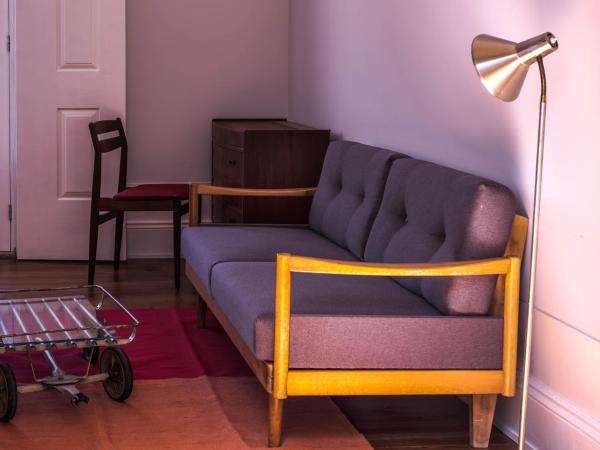 Dona Emília Guest House & Studio Apartment Building : photo 9 de la chambre suite with balcony and mountain and city views