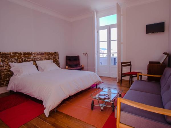 Dona Emília Guest House & Studio Apartment Building : photo 8 de la chambre suite with balcony and mountain and city views