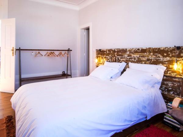 Dona Emília Guest House & Studio Apartment Building : photo 2 de la chambre suite with balcony and mountain and city views