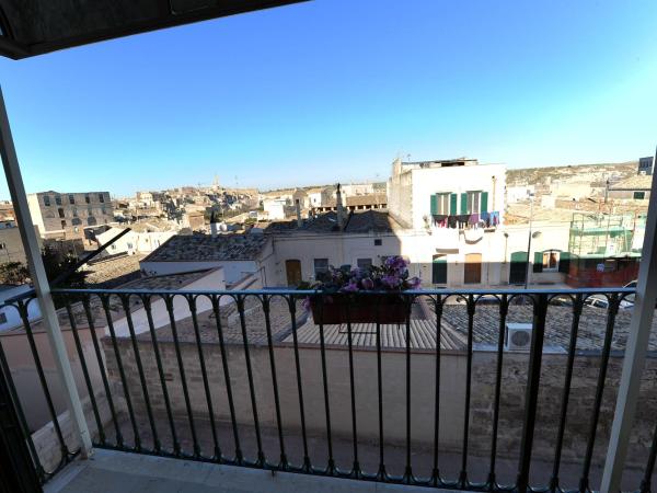 Vista Sui Sassi Guest House : photo 4 de la chambre suite junior avec balcon et vue