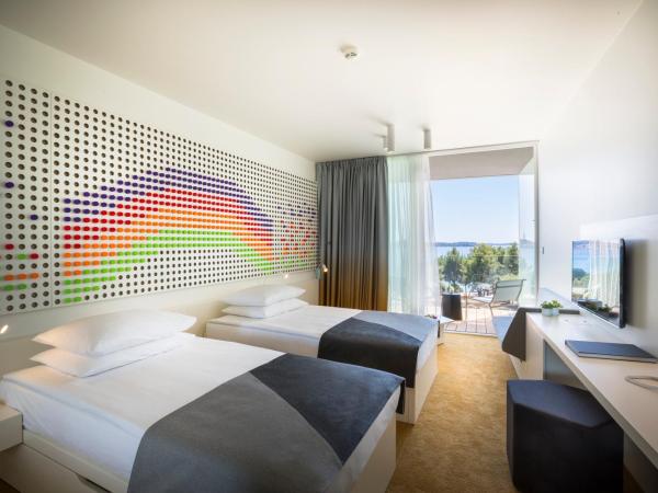 Maistra Select Family Hotel Amarin : photo 3 de la chambre chambre double ou lits jumeaux standard avec 2 lits d'appoint