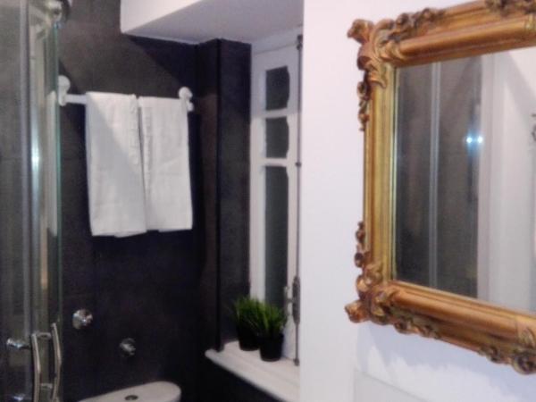 Ritz & Freud Guest House : photo 7 de la chambre chambre lits jumeaux avec salle de bains privative séparée