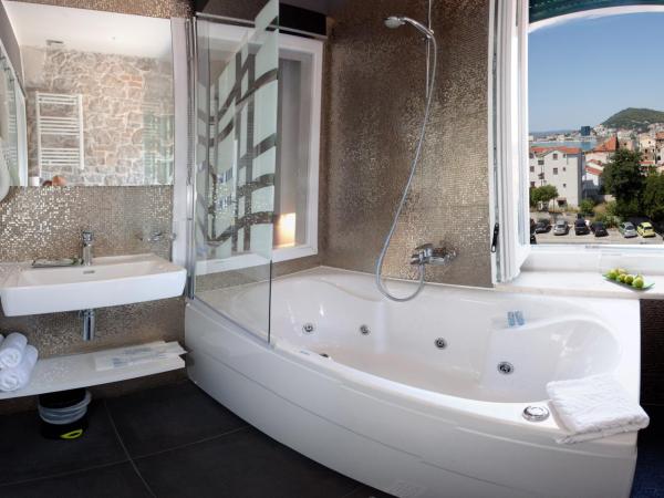 Authentic Luxury Rooms : photo 2 de la chambre chambre double ou lits jumeaux de luxe - vue sur mer - annexe