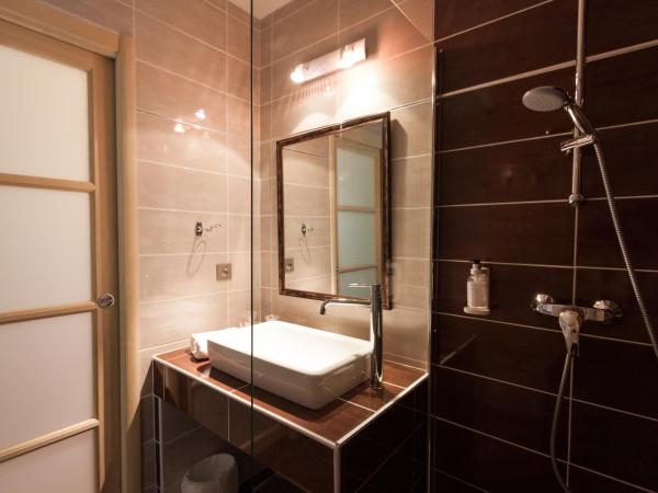 Hotel Funtana Marina : photo 1 de la chambre chambre double ou lits jumeaux avec vue sur mer et terrasse