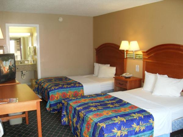 Days Inn by Wyndham San Antonio Splashtown/ATT Center : photo 1 de la chambre 2 double bed, mobility/hearing accessible room, roll-in shower,non-smoking
