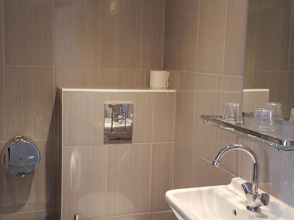 Hotel Old Quarter : photo 6 de la chambre chambre double ou lits jumeaux avec salle de bains privative