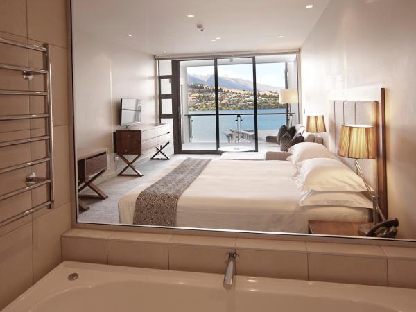 The Rees Hotel & Luxury Apartments : photo 1 de la chambre chambre lit king-size exécutive avec vue sur le lac