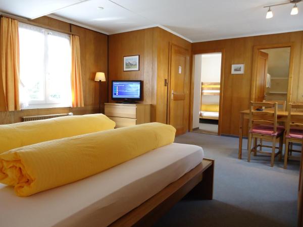 Hotel Tschuggen : photo 2 de la chambre chambre familiale avec terrasse