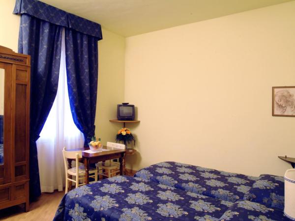 Hotel Ristorante Piccolo Chianti : photo 5 de la chambre chambre double ou lits jumeaux standard - vue sur la rue