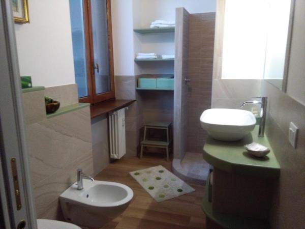 Da Nonna Vera : photo 2 de la chambre chambre double de luxe avec salle de bains privative (2 adultes + 1 enfant)