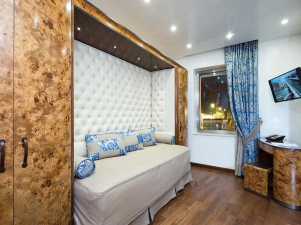 Hotel Santa Chiara : photo 2 de la chambre chambre simple de luxe avec vue sur la ville