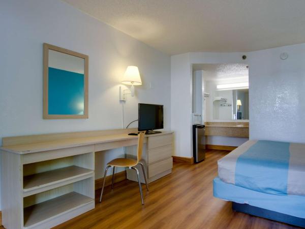 Motel 6-Atlanta, GA : photo 10 de la chambre chambre lit king-size - accessible aux personnes à mobilité réduite - non-fumeurs