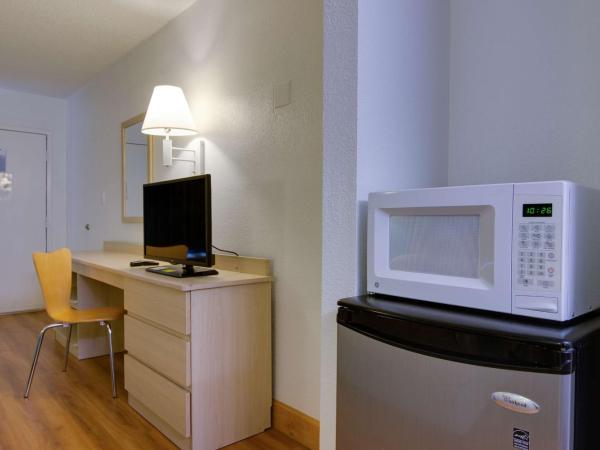 Motel 6-Atlanta, GA : photo 9 de la chambre chambre lit king-size - accessible aux personnes à mobilité réduite - non-fumeurs