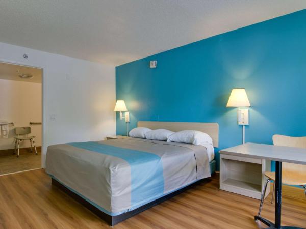 Motel 6-Atlanta, GA : photo 6 de la chambre chambre lit king-size - non-fumeurs