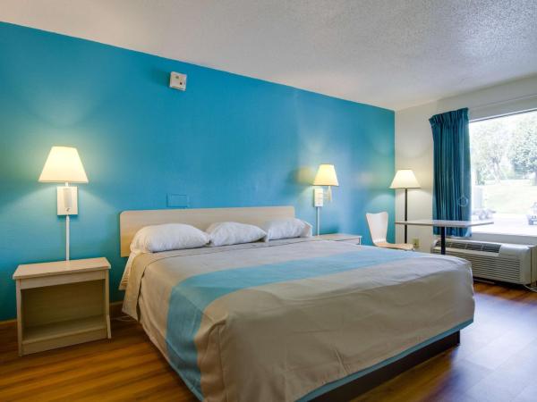 Motel 6-Atlanta, GA : photo 8 de la chambre chambre lit king-size - accessible aux personnes à mobilité réduite - non-fumeurs