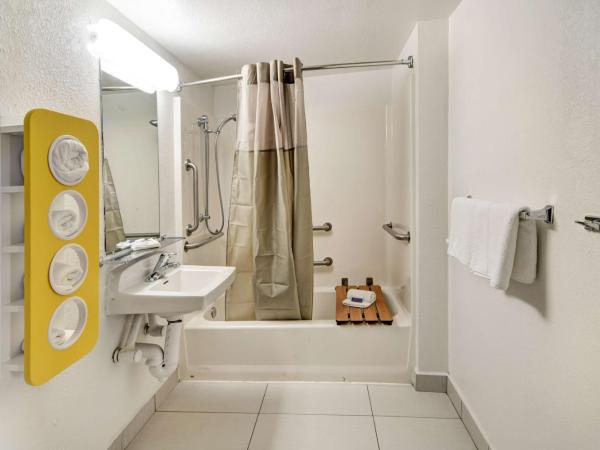 Motel 6-Dallas, TX - Forest Lane : photo 1 de la chambre chambre avec 2 lits queen-size - accessible aux personnes à mobilité réduite - non-fumeurs