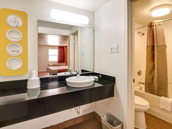 Motel 6-Dallas, TX - Forest Lane : photo 10 de la chambre chambre 2 lits queen-size - non-fumeurs